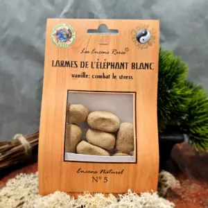 Sachet d'encens rares « Les larmes de l'éléphant blanc » de la marque DVF, pesant 25 grammes. Le sachet est étiqueté pour indiquer son parfum à la vanille et ses propriétés anti-stress, ainsi que sa fabrication artisanale en Thaïlande sans charbon ni bois, à base de plantes, herbes, feuilles de bambou, banane, eucalyptus, benjoin, myrrhe et copal