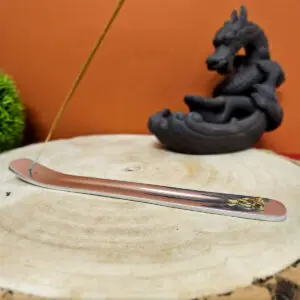 Un porte-encens élégant en métal argenté, avec un motif Bouddha en relief doré. Parfait pour brûler des bâtons d'encens, il combine fonctionnalité et esthétique spirituelle. Idéal pour les environnements de méditation, de yoga ou à la maison.