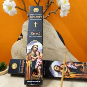 L'image montre un paquet d'encens bâton Saint-Joseph de la marque Fragrances & Sens. Le paquet, de couleur blanche avec des accents dorés, met en avant une illustration de Saint-Joseph. On peut lire clairement "Saint-Joseph" sur le devant du paquet. Le texte indique que ce produit contient des bâtons d'encens de 15 grammes, avec un parfum de jasmin, connu pour ses propriétés apaisantes et harmonisantes. Le design du paquet est élégant et spirituel, évoquant la sérénité et la protection, idéal pour la prière, les neuvaines et la méditation.