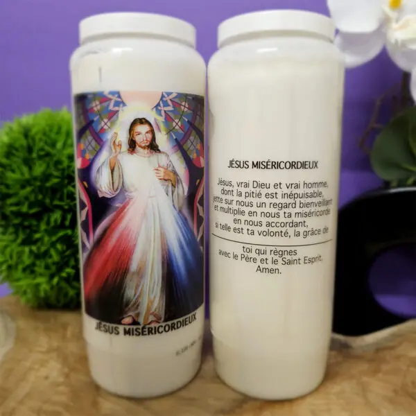 Image de Jésus Miséricordieux, les bras levés en bénédiction, avec deux rayons lumineux représentant le sang et l'eau. Symbole de paix, d'amour et de miséricorde divine