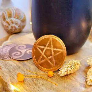 Pin's Pentacle en cuivre de 4 cm sur fond blanc. Le pin's, fait de cuivre pur, présente un pentacle, symbole mystique réputé pour ses propriétés protectrices et sa capacité à canaliser les énergies occultes. Idéal pour être porté sur un vêtement ou utilisé selon les besoins personnels.