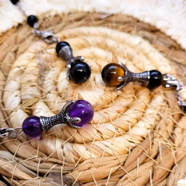 Embellissez votre quotidien avec notre collier modulable, œuvre de l'artisan Pierre de Lune, fabriqué en France. Avec son design interchangeable, ce collier allie élégance et protection grâce à l'œil du tigre, une pierre qui repousse les énergies négatives et stimule la créativité. Parfait pour toute occasion, il vous permet de personnaliser votre allure en un instant