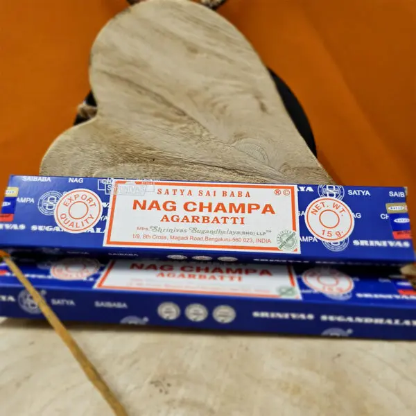 Boîte d'encens Nag Champa de 15g, contenant environ 13 bâtonnets. L'image montre un emballage traditionnel avec des motifs indiens et des bâtonnets d'encens, suggérant un arôme envoûtant et des bienfaits apaisants.
