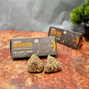 Boîte de 4 pyramides d'encens Sagrada Madre, Palo Santo et myrrhe, offrant un parfum puissant et durable pour la purification de l'environnement et de l'aura.