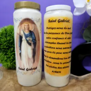 Image de Saint Gabriel Archange, portant un lys et un rouleau. Symbole de pureté, de communication et de guidance divine