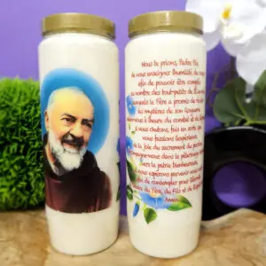 Image de Padre Pio, également connu sous le nom de Saint Pio de Pietrelcina, priant avec ferveur. Un saint italien reconnu pour ses stigmates, ses dons de guérison et son engagement spirituel profond