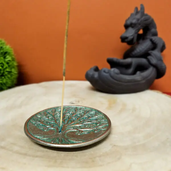 Porte-encens en métal de 10 cm de diamètre, représentant l'Arbre de Vie. Conçu pour brûler des cônes et des bâtonnets d'encens, il offre une base stable et élégante pour vos rituels de méditation et de purification. Durable et polyvalent, il allie fonctionnalité et esthétique.