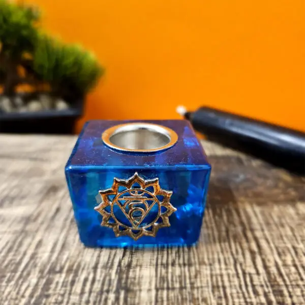 Bougeoir Chakra de la Gorge : Image d'un bougeoir en verre bleu, dédié au chakra de la gorge, idéal pour des bougies chauffe-plat. Il diffuse une lumière douce et apaisante, parfait pour créer une ambiance sereine et harmonieuse.