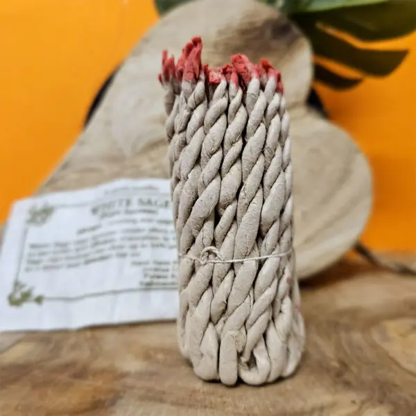 Image montrant un paquet d'encens Népalais en corde de Sauge Blanche, fabriqué artisanalement et roulé à la main. Le paquet contient 40 cordes de 9 cm, dégageant un parfum subtil de mélanges d'herbes boisées et fleuries