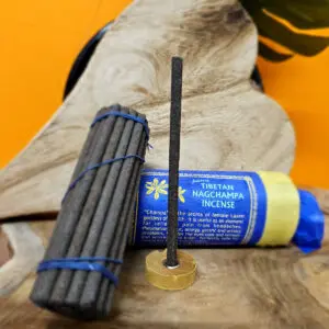 Image montrant une boîte d'encens tibétain naturel Nag Champa. La boîte contient 30 bâtonnets composés de Frangipanier et de bois de Santal, parfaits pour équilibrer les énergies, favoriser la relaxation et utiliser comme offrande à Ganesh. Chaque bâtonnet brûle pendant environ 1 heure.