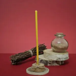 Gros plan d'une mini bougie de rituel en cire d’abeille – Miel, prête à être utilisée dans des rituels magiques pour une combustion propre et sans coulure