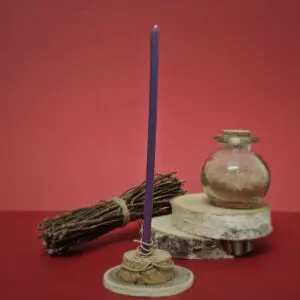 Utilisation d'une mini bougie violette en cire d’abeille lors d'une séance de méditation, favorisant la concentration et l'élévation spirituelle