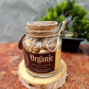 Image d'un pot d'encens Organic Goodness Smudge Palo Santo et Cèdre, mélange de bois de Palo Santo et de cèdre. Ingrédients 100 % naturels, fabriqué en Inde. Utilisé pour la purification et la méditation