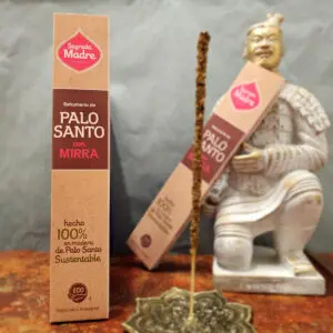 Image montrant une boîte d'encens Palo Santo et Myrrhe de Sagrada Madre. Les bâtonnets sont faits à la main et combinent les propriétés purifiantes du Palo Santo et de la Myrrhe pour attirer des énergies positives et protéger votre environnement.