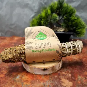 Image montrant un smudge Sahumo de myrrhe et palo santo, fabriqué à la main, avec un centre composé de cèdre, laurier et eucalyptus. Le smudge dégage une fumée aromatique utilisée pour purifier les espaces et attirer des énergies positives.