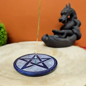 Porte-encens en pierre saponite de 10 cm de diamètre avec un pentacle gravé. Conçu pour les bâtonnets d'encens, il offre une base stable et esthétique pour les rituels de méditation et de purification