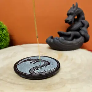 Porte-encens en pierre saponite avec un motif de dragon gravé, conçu pour tenir des bâtonnets d'encens. Ce support élégant et mystique offre une base stable et esthétique pour vos rituels de méditation et de purification.