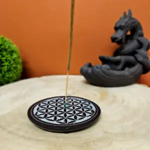 Porte-encens rond en pierre de 10 cm de diamètre avec une fleur de vie gravée. Conçu pour tenir des bâtonnets d'encens, ce support élégant et spirituel offre une base stable et esthétique pour vos rituels de méditation et de purification, ajoutant une touche harmonieuse à votre espace.