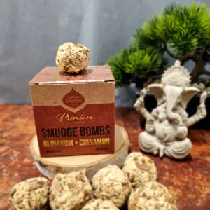 Sagrada Madre bombes smudge premium  oliban et cannelle, connues pour leurs qualités purifiantes et relaxantes. Fabriqué à la main en Argentine à partir de résine naturelle d'oliban, de lavande, de bois de pin et de sel. Collé avec un liant végétal. Chaque paquet contient 8 bombes qui brûlent environ 8 minutes chacune, et restent incandescentes encore 10 à 15 minutes.