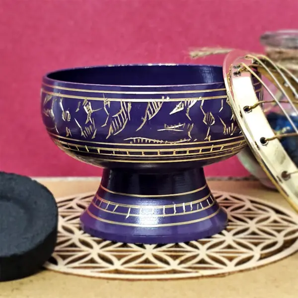 Brûle-encens violet foncé avec incrustations dorées, fabriqué en céramique de haute qualité. Idéal pour diffuser des encens en grains et résines. Dimensions : ± 7,5 × 5,5 cm. Attention : chauffe lorsqu'il est utilisé avec du charbon.