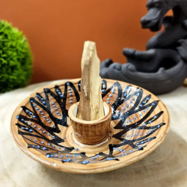 Porte-encens en céramique marron, conçu pour brûler des bâtons de palo santo. Élégant et sécurisé, il protège les surfaces de la chaleur et des cendres tout en ajoutant une touche esthétique à votre espace.