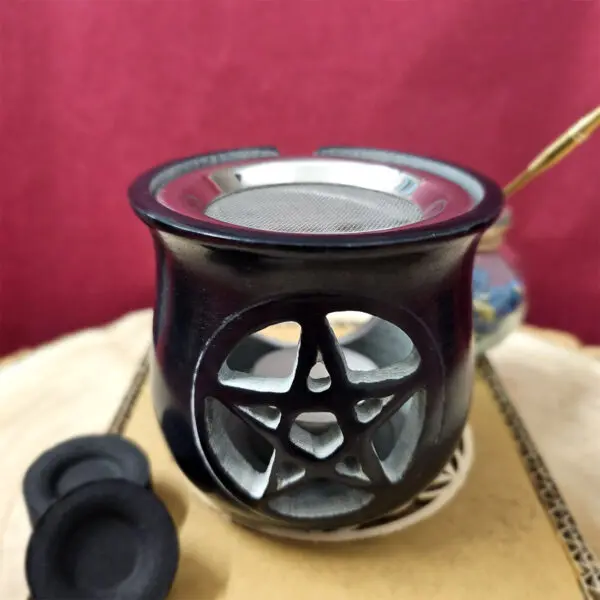 Brûleur d'encens Pentacle en pierre de savon noire avec tamis en acier inoxydable de 8 cm, idéal pour les encens en grains et résines. Fonctionne avec une bougie, sans besoin de charbons. Parfait pour les cérémonies et rituels de purification. Dimensions : 8.5x9 cm.