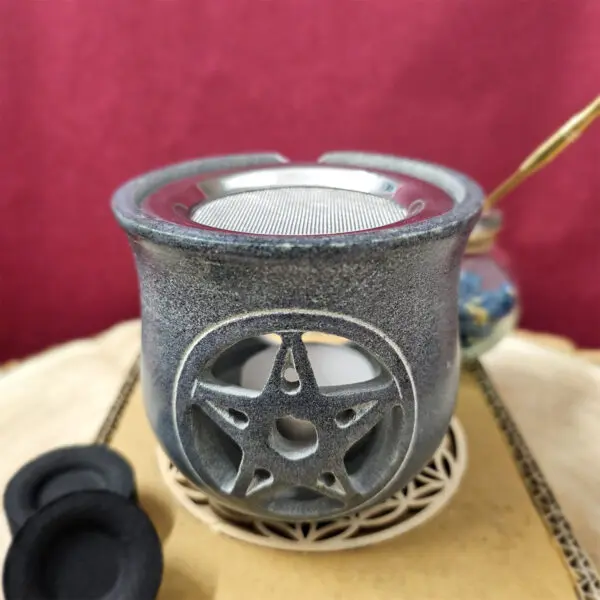 Brûleur d'encens Pentacle en pierre de savon noire avec tamis en acier inoxydable de 8 cm, idéal pour les encens en grains et résines. Fonctionne avec une bougie, sans besoin de charbons. Parfait pour les cérémonies et rituels de purification. Dimensions : 8.5x9 cm.