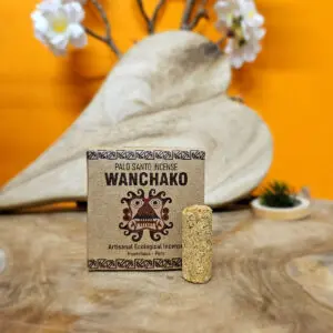 Image montrant une boîte d'encens Palo Santo Wanchako avec quatre bâtons de 5 cm chacun. L'encens est artisanal, écologique, et 100% naturel. Il est utilisé pour purifier l'environnement, expulser les énergies négatives, et offrir une expérience relaxante. La boîte est certifiée SERFOR et sans emballage plastique. Chaque bâton brûle pendant environ 25-30 minutes.