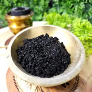 Image montrant des grains d'encens Storax de couleur brun foncé à noir, disposés sur une surface naturelle. Leur texture granuleuse et leur teinte sombre illustrent la pureté et la qualité de cet encens ancestral, connu pour ses arômes doux et balsamiques. Parfait pour la méditation, la purification des espaces, et l'aromathérapie