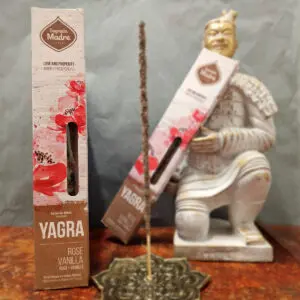 Boîte d'encens Sagrada Madre Yagra Roses & Vanille. L'emballage est écologique et attrayant, reflétant un engagement envers la durabilité. L'étiquette indique que le produit contient de la résine Yagra, des roses et de la vanille, et qu'il est fabriqué en Inde. La boîte inclut des instructions d'utilisation et des avertissements pour une utilisation sécurisée de l'encens.