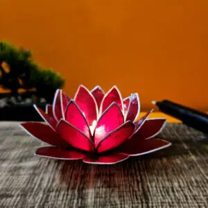 Découvrez Bougeoir Lotus - Rouge Argent réalisé en coquille de Capiz. Symbolisant le passage des ténèbres à la lumière et les sept chakras, ce bougeoir allie beauté et spiritualité, parfait pour illuminer votre espace.