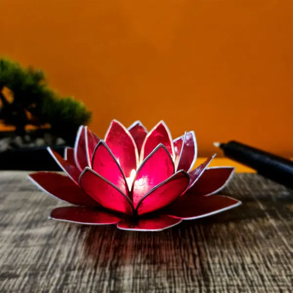 Découvrez Bougeoir Lotus - Rouge Argent réalisé en coquille de Capiz. Symbolisant le passage des ténèbres à la lumière et les sept chakras, ce bougeoir allie beauté et spiritualité, parfait pour illuminer votre espace.