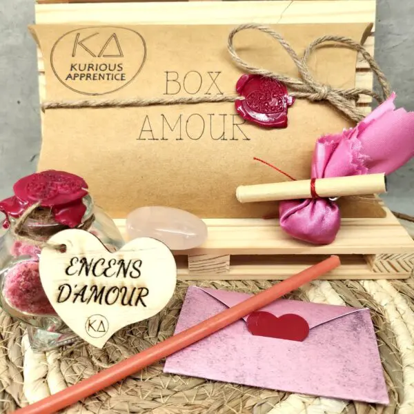 Découvrez notre Box Rituel Magique d’Amour – Édition Limitée pour la Saint-Valentin ! Un coffret ésotérique complet pour attirer l’amour ou renforcer votre couple. Création 100% artisanale par Kurious Apprentice, incluant bougie, encens, quartz rose, pochon consacré et rituel détaillé. Seulement 21 box disponibles