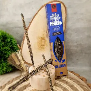 Bâtonnet d’encens naturel Herbio Nag Champa, roulé à la main, présenté sur fond neutre.