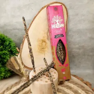 Bâtonnet d’encens Herbio Rose Fragrances & Sens fabriqué à la main avec des ingrédients naturels, posé sur un tissu clair.