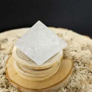 Pyramide en pierre naturelle de Cristal de Roche - 5 cm