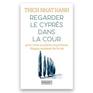 Regarder le Cyprès dans la cour