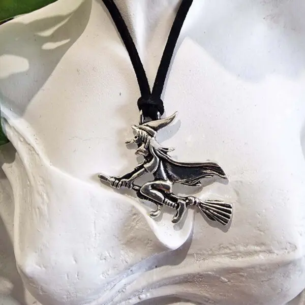 Pendentif la Sorcière au Balais – Image 2