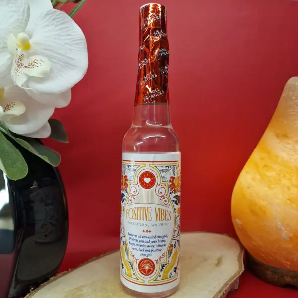 Flacon d’eau nettoyante Positive Vibes 221 ml pour favoriser l’énergie positive.