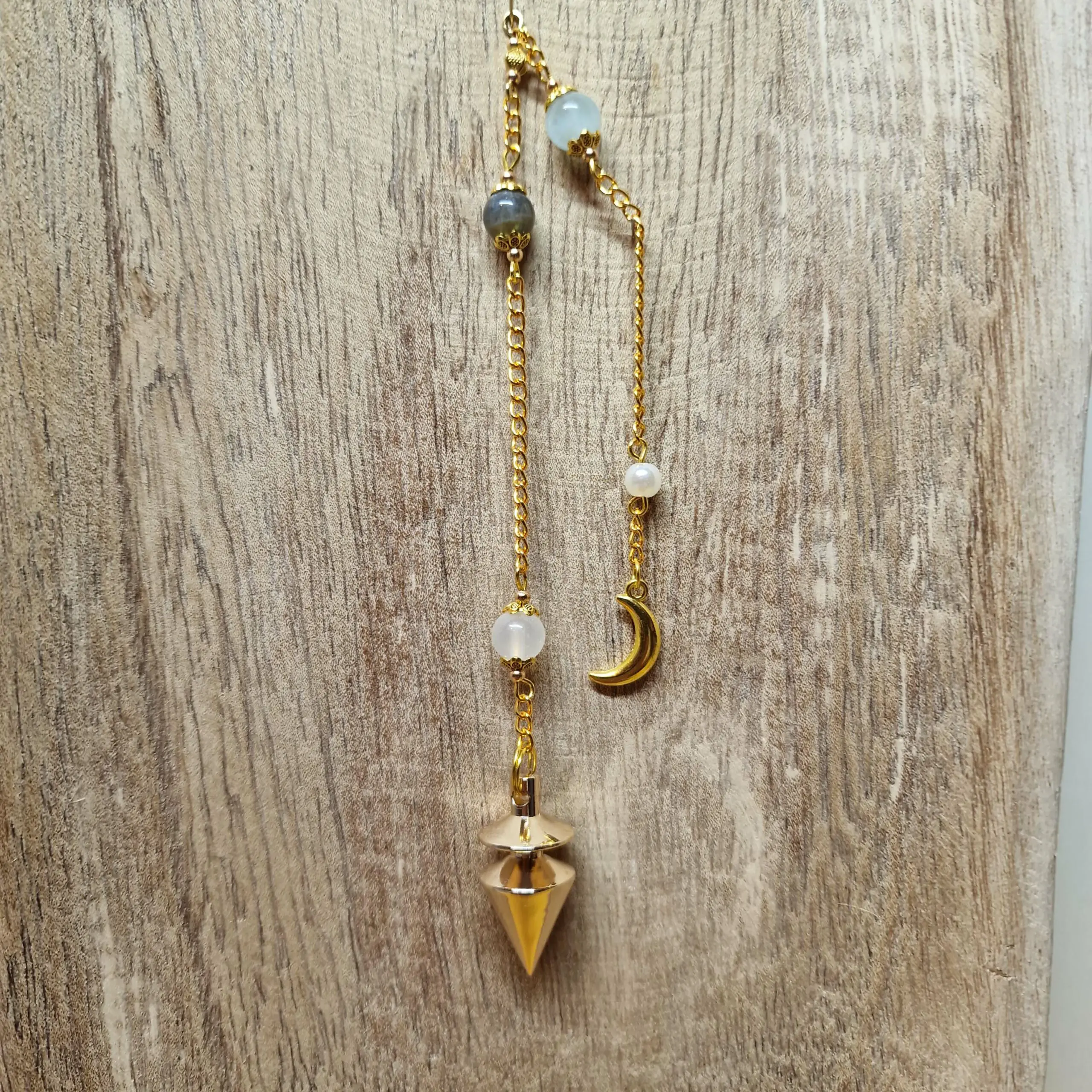 Image du Pendule Chemin de Vie 2 composé de Pierre de Lune, d’Aventurine Verte et de Quartz Rose pour favoriser l’intuition, l’équilibre et la douceur émotionnelle.