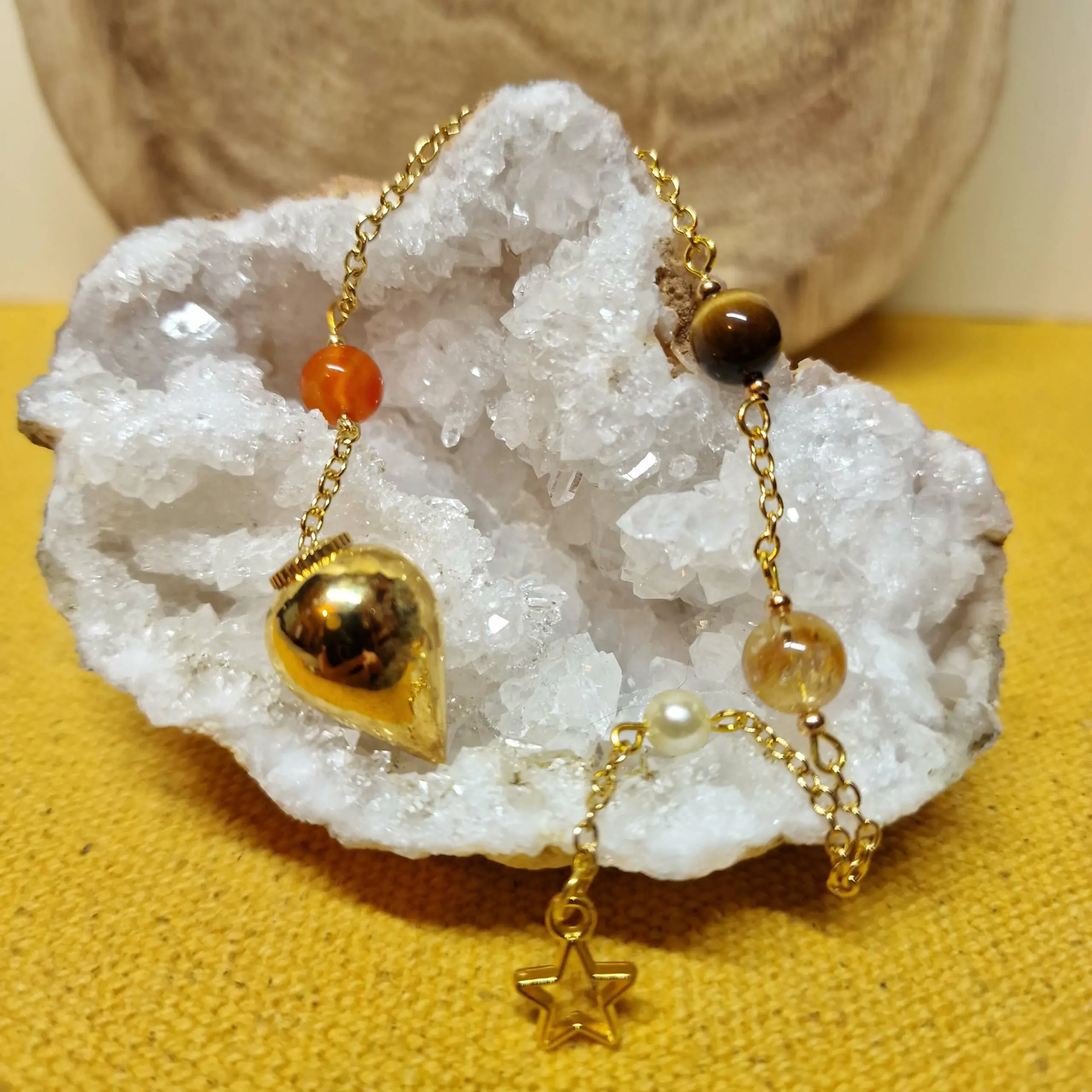 Image du Pendule Chemin de Vie 1 composé de Cornaline, d’Œil de Tigre et de Citrine, créé pour soutenir le courage, la clarté d’esprit et la réussite.