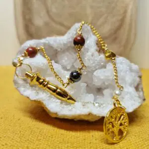 Image du Pendule Chemin de Vie 4 composé de Jaspe rouge, d’Hématite et d’Œil de taureau pour renforcer l’ancrage, la stabilité et la force intérieure.