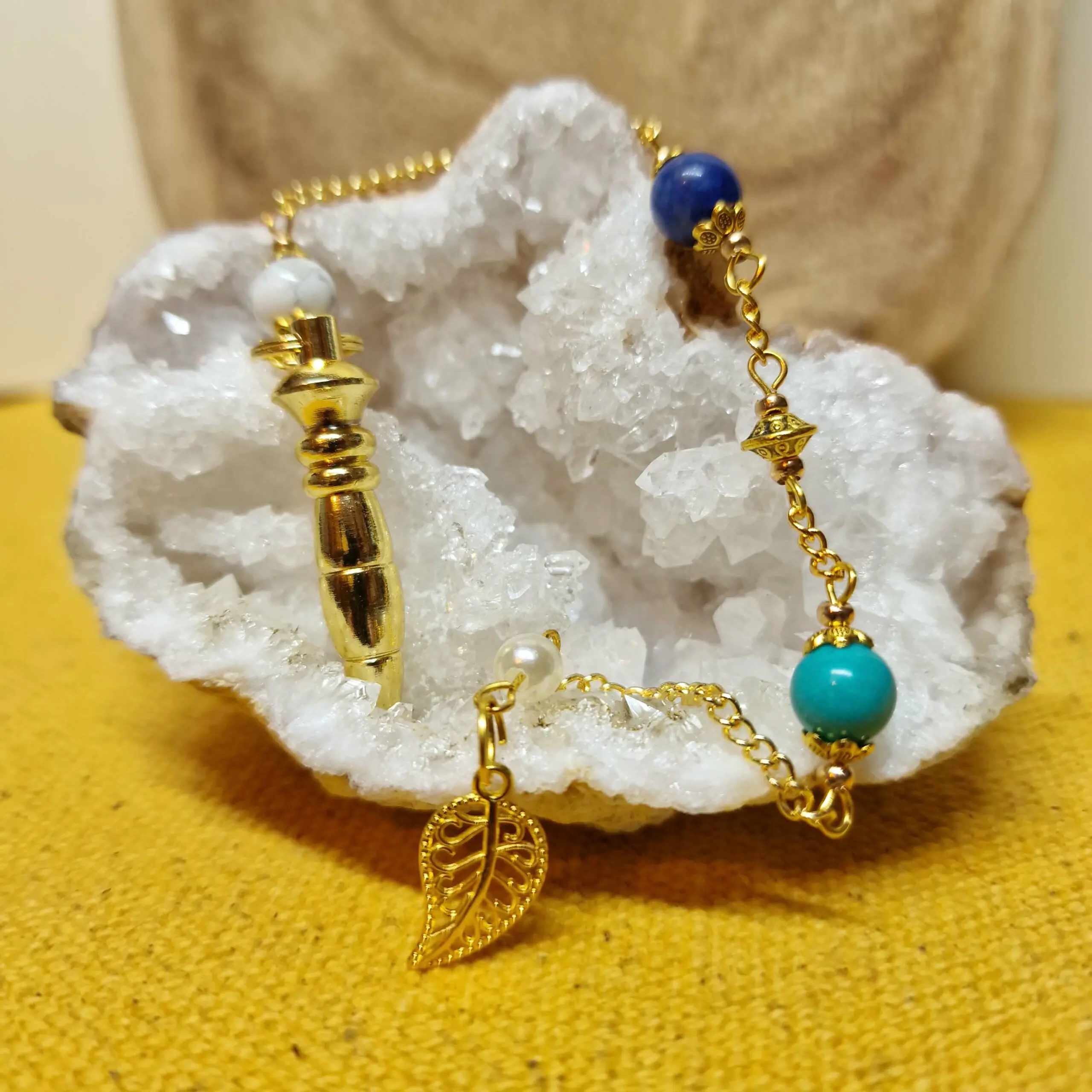 Image du Pendule Chemin de Vie 5 composé de Turquoise, de Sodalite et de Howlite pour soutenir la liberté intérieure, la clarté mentale et l’apaisement.