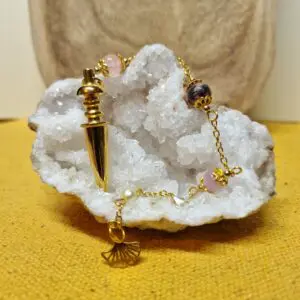 Image du Pendule Chemin de Vie 5 composé de Turquoise, de Sodalite et de Howlite pour soutenir la liberté intérieure, la clarté mentale et l’apaisement.