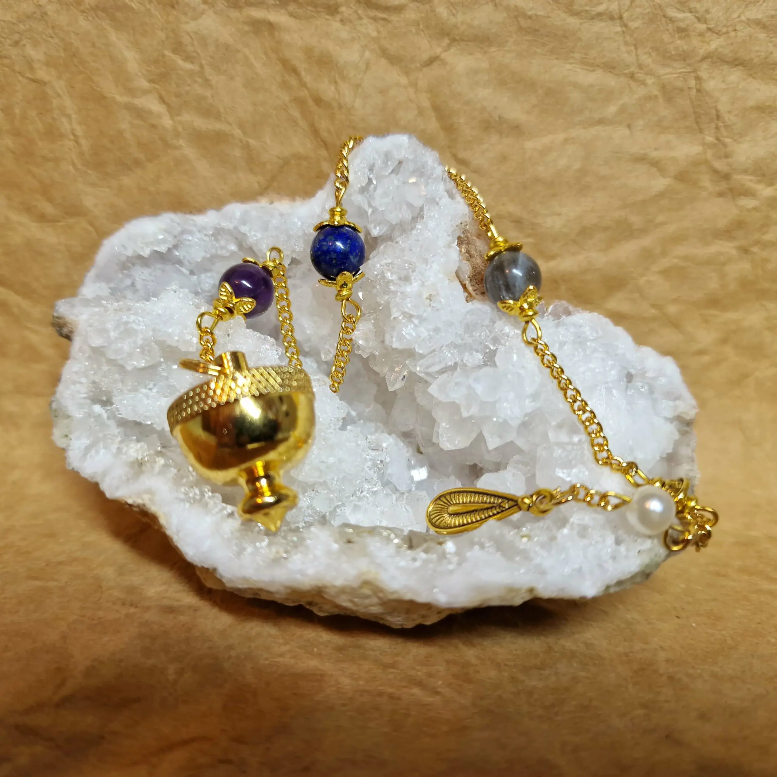 Image du Pendule Chemin de Vie 7 composé d’Améthyste, de Lapis-Lazuli et de Labradorite pour soutenir la sagesse, l’intuition et la protection énergétique.