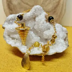 Image du Pendule Chemin de Vie 8 composé de Grenat, d’Obsidienne dorée et de Citrine pour développer la force intérieure, la clarté et la réussite équilibrée.