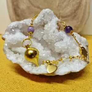Image du Pendule Chemin de Vie 9 composé de Lépidolite, d’Améthyste et de Cristal de roche, symbole de paix intérieure, de sagesse et de lumière spirituelle.