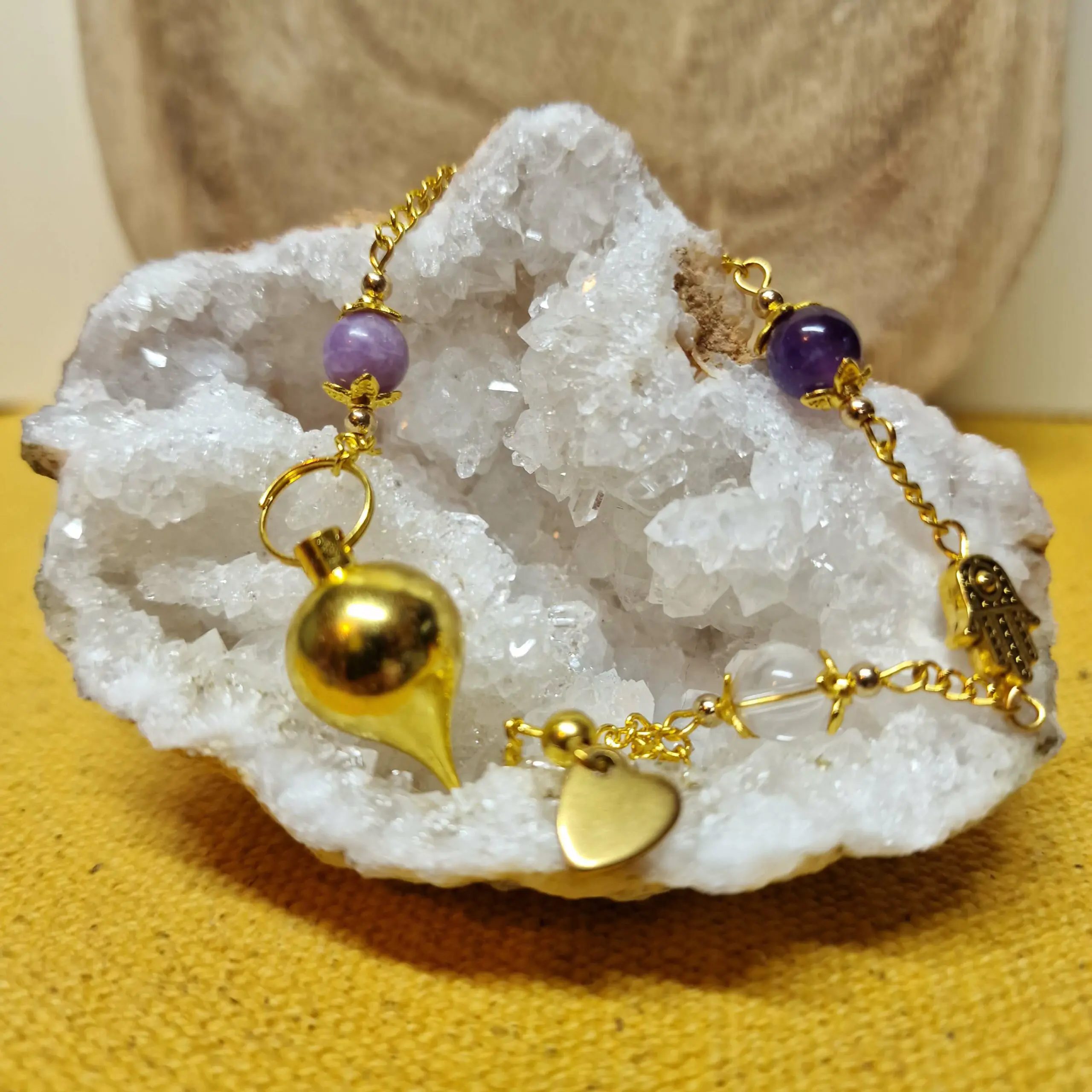 Image du Pendule Chemin de Vie 9 composé de Lépidolite, d’Améthyste et de Cristal de roche, symbole de paix intérieure, de sagesse et de lumière spirituelle.