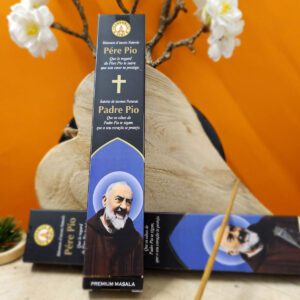 Boîte d'encens Fragrances & Sens Padre Pio Masala de 15g, parfum Musc Persien, contenant 10 bâtonnets roulés à la main. L'encens est d'origine indienne, idéal pour la maison et la prière, avec un design de packaging élégant et spirituel.
