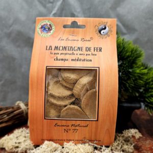 Sachet d'encens rares « La montagne de fer » de la marque DVF, pesant 25 grammes. Le sachet est étiqueté pour indiquer ses vertus de méditation grâce au parfum champa et sa fabrication artisanale en Thaïlande sans charbon ni bois, à base de plantes, herbes, feuilles, paille de riz, résines naturelles (benjoin, myrrhe, copal), utilisant de l'eau de pluie pour le liant et le soleil pour le séchage.